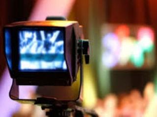 Κάποτε η τηλεόραση βρισκόταν (μόνον) στο κέντρο του καθιστικού και όσοι ήθελαν να παρακολουθήσουν το πρόγραμμά της μαζεύονταν σε αυτό τον χώρο. Πλέον τα πράγματα δείχνουν να έχουν αλλάξει άρδην και η τηλεόραση βρίσκεται πραγματικά παντού. Μάλιστα, όσο και αν σε κάποιους παλαιότερους φαντάζει σχεδόν σενάριο επιστημονικής φαντασίας, το 2020 όπως φαίνεται το 50% της τηλεθέασης θα πραγματοποιείται μέσω κινητών συσκευών. 