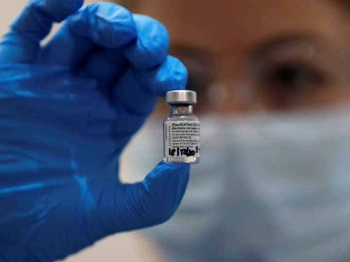 «Με ποιό ηθικό (ίσως και νομικό) έρεισμα οι λοιμωξιολόγοι, αλλά κυρίως οι πολιτικοί, έκριναν ότι οι ζωές που θα χάνονταν από τον κορονοϊό ήταν περισσότερες ζωές που που θα κατέστρεφε το lockdown;».