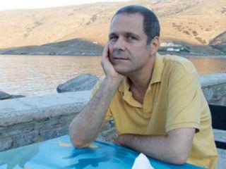 Ήταν Αύγουστος του 2000, σε μία από τις πιο δύσκολες επαγγελματικά περιόδους της ζωής μου. Το 1996 είχα αγοράσει το σπίτι που μένω, είχα ξεκινήσει να αναστηλώνω και το σπίτι των παππούδων στο Μεταξοχώρι, κι ήμουν χρεωμένος μέχρι τ’ αυτιά. Ενώ πάλευα με τα τοκοχρεωλύσια, τρώω και ένα φέσι 50 εκατομμύρια (δραχμές) από έναν πελάτη.