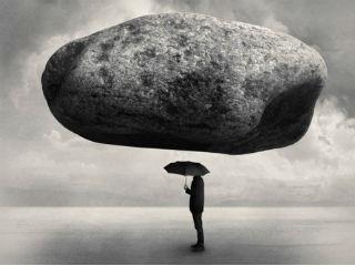 Στην επιφάνεια έρχονται πλέον και οι ταξικές διαφορές. Το συλλογικό ασυνείδητο όμως δεν τις χωράει. Η κοινωνία κάνει πώς δεν τις βλέπει. Άλλωστε την βιτρίνα την κοιτάει τόσο αυτός που έχει χρήμα όσο και αυτός που δεν μπορεί να αγοράσει το αντικείμενο του πόθου του. Η νεοελληνική κοινωνία μοιάζει ολοένα και περισσότερο σαν να αποδέχεται ότι γέμισε με εμπορεύματα, με αγαθά που αγοράστηκαν τις καλές εποχές και σήμερα όχι μόνο δεν ρευστοποιούνται αλλά δεν προσφέρουν την παλιά ικανοποίηση και ταυτόχρονα ενοχοποιούν τους αγοραστές τους. Μια μόνιμη σύγχυση επιθυμίας/ανάγκης θα κυκλοφορεί στο θυμικό των Νεόπτωχων, ως υπερ-εγώ που ζητάει τον λόγο για την σπάταλη και ανορθολογική μανία του παρελθόντος. 