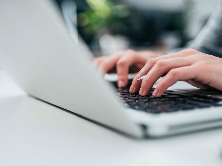 Το 33% των εργαζομένων κρίνει ότι η τηλεργασία είναι πιο παραγωγική από την εργασία στο γραφείο, το 31% απάντησε ότι είναι λιγότερο και το 27% το ίδιο παραγωγική.