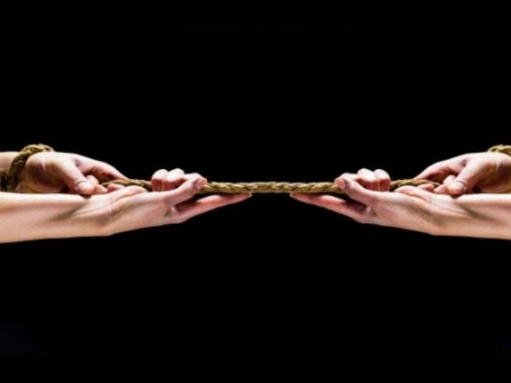 Το Ευρωπαϊκό Κοινοβούλιο με ψηφίσματά του έχει εκφράσει τον ‘’σεβασμό για όλα τα θύματα ολοκληρωτικών καθεστώτων στην Ευρώπη’’ και έχει ανακηρύξει την 23η Αυγούστου ‘’πανευρωπαϊκή ημέρα μνήμης για τα θύματα όλων των ολοκληρωτικών και αυταρχικών καθεστώτων, που πρέπει να μνημονεύεται με αξιοπρέπεια και αμεροληψία’’. 