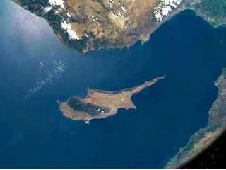  Μία ανασκόπηση του τι γίνεται, ολ’ αυτά τα χρόνια, με τις συνομιλίες, τους συνομιλητές, τις εκατέρωθεν καταγγελτικές δηλώσεις, αλλά και την προφανή απουσία οποιουδήποτε θετικού αποτελέσματος αποδεικνύει του λόγου το αληθές.