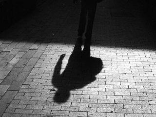 Ενδιαφέρουσα και η σχετική δήλωση του αναπληρωτή υπουργού Αγροτικής Ανάπτυξης (της συνιστώσας Οικολόγων – Πρασίνων του Σύριζα) ότι «η ευθύνη ανήκει στην κοινωνία και στην παγκόσμια κοινότητα που είναι εξαρτημένη από το λόμπι του πετρελαίου» (!). Η παγκόσμια κοινότητα, λοιπόν, και όχι οι αρμόδιες υπηρεσίες του Υπουργείου Ναυτιλίας ευθύνονται που ηλικιωμένα σαπιοκάραβα κυκλοφορούν με «προσωρινά» πιστοποιητικά καταλληλότητας και μεταφέρουν εν δυνάμει βόμβες κατά του περιβάλλοντος…