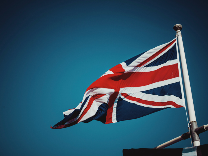 "Η δε τελευταία πρωθυπουργός άντεξε μόνο 45 μέρες διότι «μπέρδεψε» την οικονομική πολιτική (φορολογία και παροχές) με τα παραδοσιακά συμφέροντα της υψηλής αστικής τάξης του Λονδίνου, τα οποία χωρίζονται σε βιομηχανικά και χρηματοπιστωτικά."