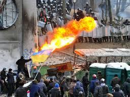 Ο υπουργός Εσωτερικών της Ουκρανίας έχει πάψει να θεωρεί πολιτικά αξιόπιστη την αστυνομία του Κιέβου. Η αστυνομική καταστολή ανατίθεται πλέον σε ειδικές αστυνομικές ομάδες που μεταφέρονται από τις ρωσόφωνες περιοχές της χώρας. Πάντως, είναι γνωστό ότι οι αστυνομικοί γενικά υποστηρίζουν τον Βιτάλι Κλίτσκο, τον δίμετρο πρώην πρωταθλητή της πυγμαχίας, που θεωρείται ο ανερχόμενος αστήρ της αντιπολίτευσης.