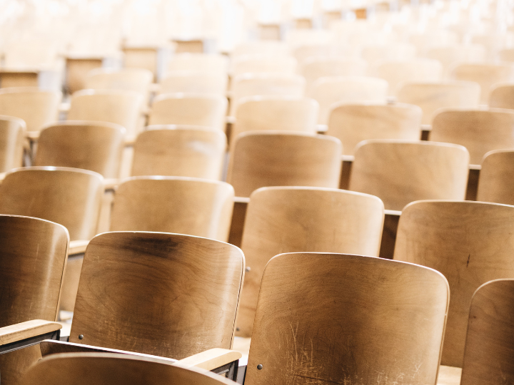 Έχει δημιουργηθεί το καθεστώς των αιώνιων φοιτητών, αφού δικαιούνται να εξετάζονται ασταμάτητα και έως ότου βαρεθούν και τα παρατήσουν. 