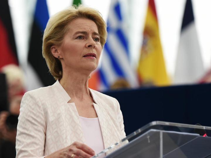 Η Πρόεδρος της Ευρωπαϊκής Επιτροπής Ursula von der Leyen χαρακτηρίζει την Πράσινη Συμφωνία ως το «ορόσημο» της πενταετούς θητείας της, λέγοντας ότι είναι η «νέα στρατηγική ανάπτυξης» της ΕΕ για τις επόμενες δεκαετίες.