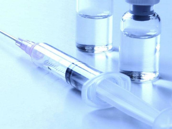 Το πρώτο βήμα για την παραγωγή εμβολίου είναι η αποκωδικοποίηση (αλληλούχιση) του γενετικού υλικού του ιού, που έγινε με πρωτοφανή ταχύτητα από κινέζους ερευνητές. Η Κίνα μοιράστηκε αυτή τη γνώση από τις αρχές του Ιανουαρίου, επιτρέποντας στις ερευνητικές ομάδες ανά ον κόσμο να μελετήσουν περαιτέρω τα χαρακτηριστικά του ιού.