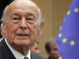 Δυστυχώς, όμως, σήμερα, στην πρόταση για την δημιουργία της Europa, ο κ. ντ’ Εσταίν όχι μόνον δεν προβλέπει ελληνική συμμετοχή, αλλά πιστεύει ότι η χώρα μας θα έπρεπε για μία περίοδο να αποχωρήσει από την ευρωζώνη, καθ’ όσον απέχει αισθητά από τις προδιαγραφές της. Και, από την άποψη αυτή, οφείλουμε να πούμε ότι τις τελευταίες ποτέ δεν τις εφάρμοσε πιστά, με αποτέλεσμα να προκύψει η σημερινή κρίση.