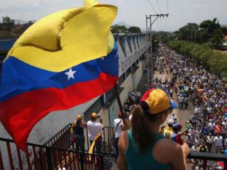 Δεν πρόκειται απλώς για μια πρόσκαιρη αύξηση της προσφοράς, αλλά για την επιστροφή δύο χωρών που από μόνες τους έχουν τη δυνατότητα να αλλάξουν τη δομή των διεθνών τιμών για ολόκληρη δεκαετία.