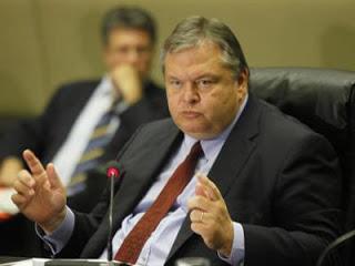 Ενώ ο κατήφορος προκαλεί επιτάχυνση αφ’ εαυτού, οι αντιδράσεις είναι δυστυχώς ακόμη ανιστόρητα χαλαρές. Απαιτείται άμεση και καθολική κινητοποίηση στο όνομα της δημοκρατίας και του κράτους δικαίου.