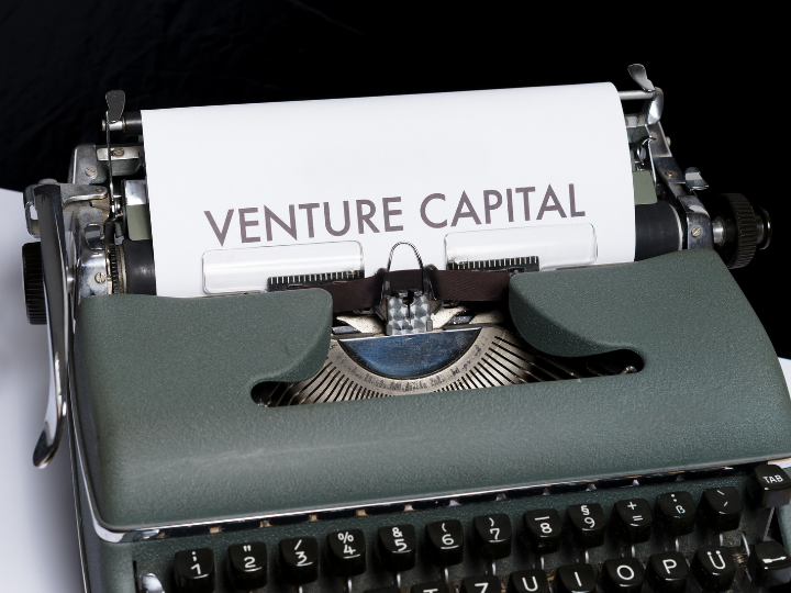 Το venture capital (VC) ως θεσμός χρηματοδότησης ξεκίνησε αρχικά στις ΗΠΑ στις αρχές της δεκαετίας του 1940 και έκτοτε εξαπλώθηκε σε όλο τον κόσμο.