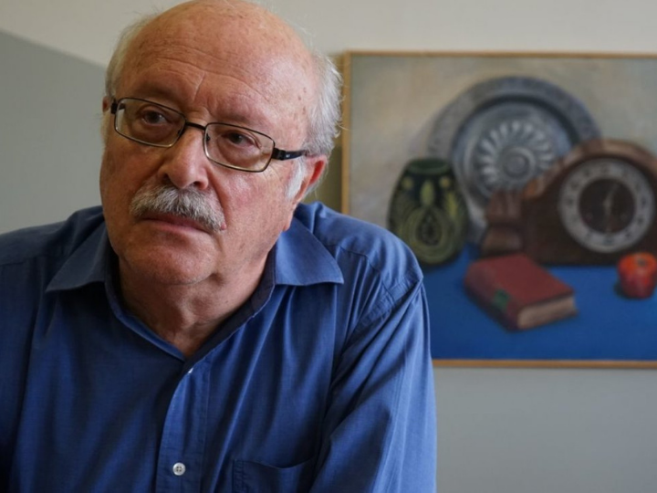 «Ο καθηγητής Θάνος Βερέμης, πρώην πρόεδρος επίσης του Ελληνικού Ιδρύματος Ευρωπαϊκής και Εξωτερικής Πολιτικής (ΕΛΙΑΜΕΠ), είναι άνθρωπος με βαθειά παιδεία και γνώση, γεγονός που αφ’ εαυτό αποτελεί καρφί στα μάτια των ανοήτων.»