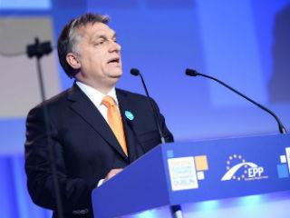 Γιατί όμως το ΕΛΚ, δηλαδή η πολιτική οικογένεια του Orban, εξακολουθεί να ανέχεται τις πολιτικές του; Γιατί ο Ούγγρος πρωθυπουργός μπορεί να ασκεί δριμεία κριτική κατά της Γερμανίδας ομολόγου του Άνγκελα Μέρκελ, που αποτελεί την αδιαμφισβήτητη ηγέτη του ΕΛΚ, χωρίς κανείς να τον αντικρούει και χωρίς καμία συνέπεια;