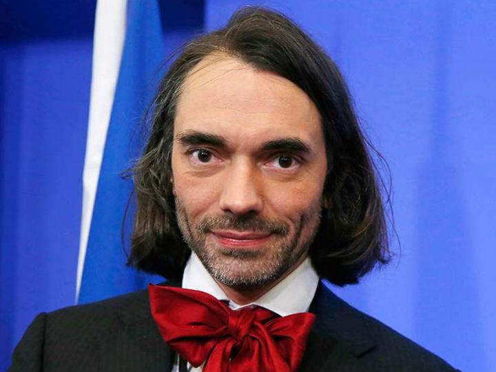 «Ο διακεκριμένος Γάλλος μαθηματικός (βραβείο Φιλντς) δεν πρόκειται να επενδύσει από την τσέπη του το ποσό που ανακοίνωσε, ούτε βεβαίως μέσω πλουσίων φίλων του, ούτε ανακάλυψε κάποιο μεγάλο επιχειρηματικό κεφάλαιο που θα βάλει τα χρήματα.» 