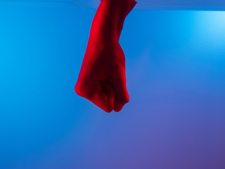 Οι σημερινές κοινωνίες της βίας, κατ’ αντίθεση με τις κοινωνίες της αγάπης και της αλληλεγγύης που παρέμειναν στοχευμένες και ουτοπικές, καμώνονται ότι αναζητούν τις αιτίες της βίας.