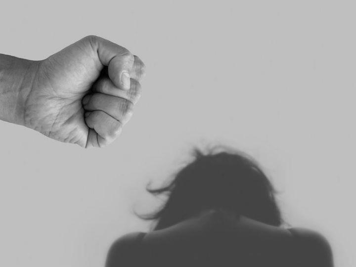«Καλώ όλα τα κράτη μέλη της ΕΕ να αντιμετωπίσουν αυτό το πρόβλημα με αποφασιστικότητα και να κάνουν ευρέως γνωστό πού και με ποιον τρόπο τα θύματα ενδοοικογενειακής βίας μπορούν να ζητήσουν βοήθεια..»