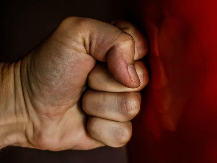 «Η διαδικασία του κατ’ οίκον περιορισμού στη χώρα μας είναι στα πρώτα στάδια, οπότε δεν μπορούμε να έχουμε ακόμα ξεκάθαρη εικόνα για το φαινόμενο. Είναι, όμως, ιδιαίτερα πιθανό ότι το επίπεδο της ενδοοικογενειακής βίας θα είναι πιο υψηλό σε αυτές τις συνθήκες».