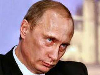 «Ισχυρή είναι η ρωσική προπαγάνδα και στην Τσεχία», μάς λέει ο συνάδελφος Τόμας Βρμπα, τονίζοντας ότι 60 sites και κάποια περιοδικά χρηματοδοτούνται από το Κρεμλίνο. «Όταν το πολύ σοβαρό περιοδικό Respect έκανε έρευνα για ένα από αυτά τα sites, το aeronet.cz, το μόνο στοιχείο που βρήκε είναι ένα γραμματοκιβώτιο στην Ολλανδία με κάτοχο τον μυστηριώδη κύριο V.K., αγνώστων λοιπών στοιχείων. Κατά τα λοιπά, το site αυτό λέει πως κάνει δημοσιογραφική αντίσταση στον εχθρό, που είναι το κατεστημένο, χωρίς όμως να προσδιορίζει πώς το ορίζει και ποιοι το συνθέτουν», λέει ο Τσέχος συνάδελφος.