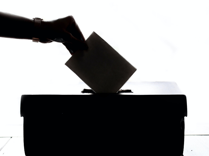 Σύμφωνα με τα τελικά στοιχεία των exit polls, οι νέοι ηλικίας 17 – 24 ετών ψήφισαν τη Νέα Δημοκρατία σε ποσοστό 31,5%, ενώ τον ΣΥΡΙΖΑ ψήφισε το 28,8% – χωρίς πάντως να έχουμε στοιχεία συμμετοχής ανά ηλικιακή ομάδα.