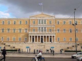 Και σε μας ο «εκλογικευμένος κοινοβουλευτισμός» είναι θεμελιώδης αρχή του κοινοβουλευτικού πολιτεύματος, δηλαδή είναι συνταγματικός κανόνας, τον οποίο ο συντακτικός νομοθέτης καθιέρωσε ακριβώς για να εξασφαλισθεί, κατά το δυνατόν, η διαδοχή σταθερών κυβερνήσεων. Η αρχή αυτή συνάγεται προεχόντως από τους ακόλουθους κανόνες: α) η κυβέρνηση μέσα σε δεκαπέντε ημέρες από την ορκωμοσία του Πρωθυπουργού πρέπει να ζητήσει την ψήφο εμπιστοσύνης της Βουλής, β) πρόταση δυσπιστίας μπορεί να υποβληθεί μόνον μετά την πάροδο εξαμήνου αφότου η Βουλή απέρριψε πρόταση δυσπιστίας, γ) πρόταση εμπιστοσύνης γίνεται δεκτή από την απόλυτη πλειοψηφία των παρόντων βουλευτών, η οποία δεν πρέπει να είναι κατώτερη από τα δύο πέμπτα του όλου αριθμού των βουλευτών, δηλαδή αρκεί η πλειοψηφία των 120 βουλευτών (άρθρο 84 Σ)
