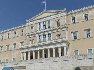 Με τις αποφάσεις του τελευταίου Eurogroup «δόθηκε ένα σαφές σήμα εμπιστοσύνης προς τις αγορές» είπε ο κ. Τσίπρας. Χορηγείται από τους δανειστές δόση 8,5 δισεκατομμυρίων ευρώ. Επτά εκατομμύρια θα διατεθούν για εξόφληση δανειακών μας υποχρεώσεων. Το επιπλέον 1,5 δισεκατομμύριο προορίζεται για πληρωμή ληξιπροθέσμων χρεών του κράτους, χωρίς να δίνεται πάντως εξήγηση στο εύλογο ερώτημα: Γιατί δεν εξοφλούνται οι υποχρεώσεις αυτές από το υποτιθέμενο πρωτογενές πλεόνασμα των 4 δισεκατομμυρίων και χρειάζεται να φορτώνουμε και με νέα δάνεια την χώρα; 