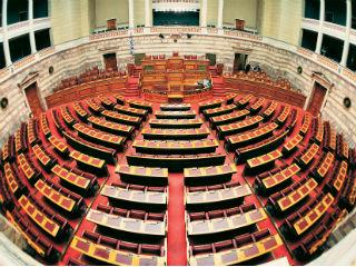 Κλασσική περίπτωση ανεπάρκειας του κ. Τσίπρα και των συνεργατών του, αλλά και ολόκληρης της κυβέρνησης, καθόσον η ευθύνη είναι συλλογική, συνιστά η απόπειρα επιβολής «νόμου και τάξης» στον τηλεοπτικό χώρο. Αγνοήθηκαν οι προειδοποιήσεις φίλων και αντιπάλων για την αντισυνταγματικότητα  του νόμου Παππά, επιχειρήθηκε ο προσεταιρισμός ανωτάτων δικαστικών λειτουργών με διάφορες υποσχέσεις και ο εκφοβισμός άλλων με δημοσίευση προσωπικών στοιχείων παρανόμως κτηθέντων. 