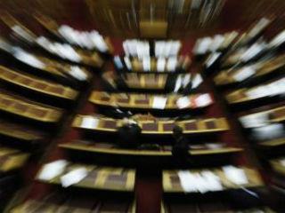 Διαμόρφωναν δηλαδή καιροσκοπικά εκλογικούς νόμους που να εξυπηρετούν το κομματικό συμφέρον ή την κομματική τους επιβίωση στην εξουσία. Αυτό έκανε άλλωστε και ο σημερινός πρόεδρος της Δημοκρατίας με το περίφημο bonus των 50 εδρών, για να ξαναβγάλει την Ν.Δ. πρώτο κόμμα και τώρα λέει ότι πρέπει να αλλάξει! 