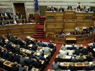 Αξιοθρήνητη υπήρξε η εικόνα του Κοινοβουλίου, τόσο στην Επιτροπή όσο και στην Ολομέλεια. Από το επεισόδιο των Χρυαυγητών, που οδήγησε στην αποπομπή για πρώτη φορά στα χρονικά της μεταπολίτευσης, ολόκληρης της Κοινοβουλευτικής ομάδας της ελληνικής ακροδεξιάς, μέχρι τις διαδηλώσεις της πλατείας Συντάγματός, που δεν συγκίνησαν τους μέχρι χθες αντιμνημονιακούς και σήμερα αποφασισμένους βουλευτές να πουν ναι σε όλα, προκειμένου να μην  χάσουν τα κεκτημένα, αδιαφορώντας στο αποτέλεσμα που οδηγεί στις μειώσεις μισθών και συντάξεων.