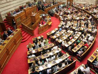 Την ίδια ώρα  αρνούνται πεισματικά να προχωρήσουν σε νομοθετική ρύθμιση το θέμα του δικαιώματος ψήφου των Ελλήνων που ζουν στο εξωτερικό, κάτι που έχουν καθιερώσει εδώ και πολλά χρόνια όλες οι ευρωπαϊκές χώρες,, αλλά και τρίτες, όπως η Τουρκία. Κατά τα άλλα ισχυρίζονται ότι είναι αριστεροί και προοδευτικοί. Βολεμένοι στις θεσούλες τους είναι, που τρέμουν μήπως τις χάσουν.