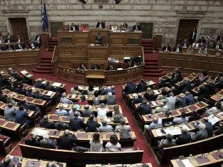 Το πολυνομοχέδιο των 1200 και πλέον σελίδων μαζί με την εισηγητική έκθεση και των 400 άρθρων, που ψηφίζεται την Δευτέρα με την διαδικασία του κατεπείγοντος συζητήθηκε την Παρασκευή και την επομένη του Σαββατοκύριακου την αργίας, θα περάσει από τους 153 άβουλους προθύμους, και θα γίνει νόμος του κράτους.