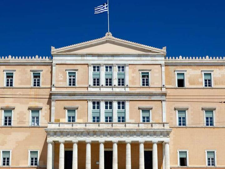 Είναι «κοινό μυστικό» η λειτουργία κομμάτων και πολιτικών προσώπων ως «μέσων» για την επίτευξη ατομικών στόχων από τους πολίτες (π.χ. πρόσληψη στο δημόσιο, ανάθεση έργου στο πλαίσιο δημοσίων διαγωνισμών κ.λ.π.).