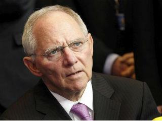 Γράφουν λοιπόν οι κ.κ.Σόϊμπλε και Λάμμερς στο προαναφερόμενο άρθρο τους: «Ιδανικά, η Ευρώπη θα ήταν μία πολιτική ένωση. Ως τέτοια, θα ήταν άριστα τοποθετημένη για να αντιμετωπίσει τις προκλήσεις του 21ου αιώνα με τρόπο που να εξυπηρετεί τα συμφέροντά της. Αυτή ήταν η αρχική ιδέα της ευρωπαϊκής ενοποίησης μετά τον Β’ Παγκόσμιο Πόλεμο. Ωστόσο, οι προσπάθειες αυτές εμποδίστηκαν ακόμη και από το 1954, όταν το γαλλικό κοινοβούλιο απέρριψε την Ευρωπαϊκή Αμυντική Κοινότητα. Το αποτέλεσμα ήταν να ληφθεί η απόφαση για επικέντρωση στην οικονομική συνεργασία. Αυτή η πρωτοβουλία είχε νομιμοποίηση: οι λαοί της Ευρώπης δικαίως ανέμεναν βελτίωση της ευημερίας τους. 