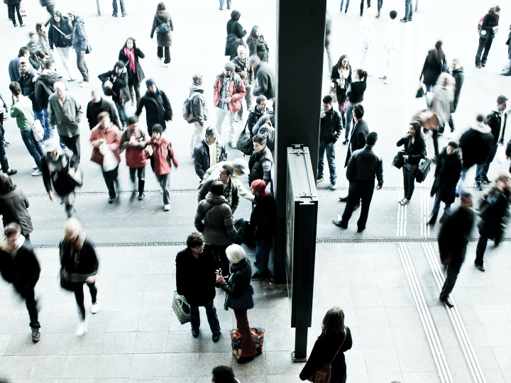 Στις σύγχρονες μαζοποιημένες κοινωνίες δυστυχώς δεν παράγονται κοινωνικές αξίες με ηθικό φορτίο στις τοπικές κοινωνίες σύμφωνα με τις ανάγκες, που δημιουργεί η συμβίωση πολιτών, οι οποίοι λειτουργούν ως ατομικά ή συλλογικά υποκείμενα. 