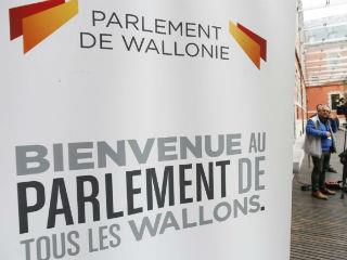 Οι εξελίξεις αυτές πυροδοτούν έναν ενδοβελγικό εθνικισμό, με το οικονομικό, πολιτιστικό και κοινωνικό χάσμα μεταξύ Φλαμανδών και Βαλλώνων να μεγαλώνει. Επίσης, το Βέλγιο συγκλονίζεται για πολλά χρόνια από σκάνδαλα Βέλγων σοσιαλιστών ηγετών, με σημαντικότερο την δολοφονία την δεκαετία του 1980 του Αντρέ Κοολς, προέδρου του ΣΚ Βελγίου και πρώην πρωθυπουργού.