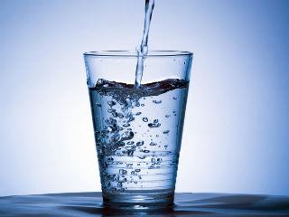 Η σημερινή νομοθετική πρόταση αποσκοπεί στην κατοχύρωση του δικαιώματος αυτού και, ως εκ τούτου, ανταποκρίνεται στην πρώτη επιτυχή ευρωπαϊκή πρωτοβουλία πολιτών με τίτλο «Right2Water» (Δικαίωμα στο νερό) η οποία συγκέντρωσε 1,6 εκατομμύρια υπογραφές για την υποστήριξη της βελτίωσης της πρόσβασης σε ασφαλές πόσιμο νερό για όλους τους Ευρωπαίους. 