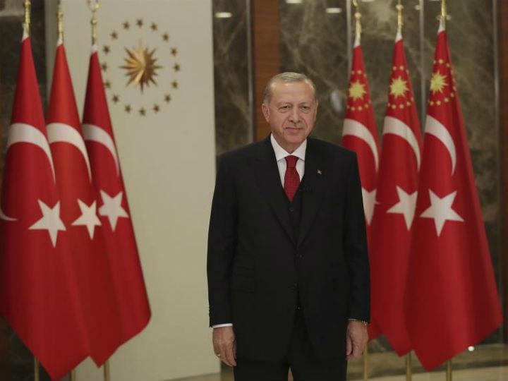 «Μια πρώτη γεύση για το πού θα κατευθυνθεί η νέα αμερικανική κυβέρνηση θα φανεί από τη στάση που θα τηρήσει στο θέμα των κυρώσεων που έχει εγκρίνει το Κογκρέσο για την αγορά από την Τουρκία των ρωσικών πυραύλων S-400.»