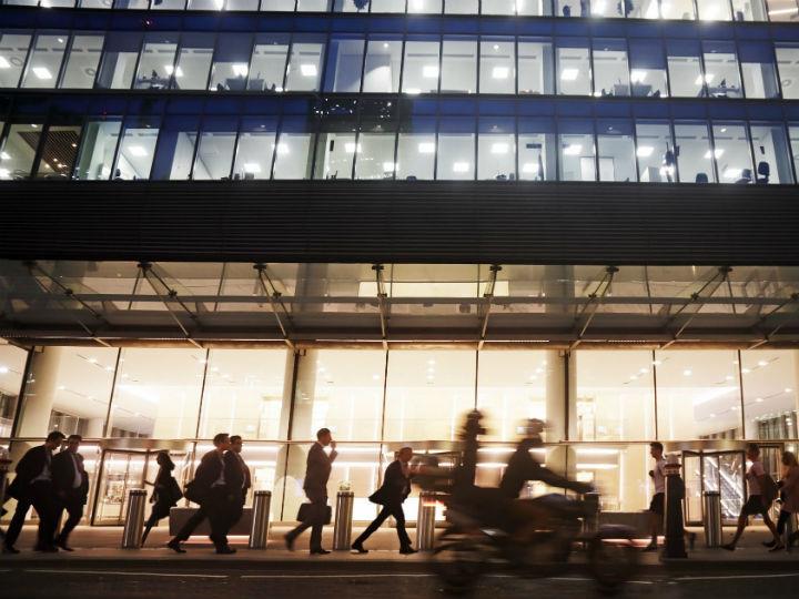 Μία από τις πιο άμεσες οικονομικές επιδράσεις του COVID-19 είναι η επιτάχυνση των προσπαθειών που είχαν ήδη καταβάλει επιχειρήσεις, κυβερνήσεις και ιδιώτες, όχι μόνο για ψηφιοποίηση, αλλά και μετάβαση σε ένα μοντέλο πλατφόρμας.