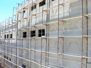 Ένας άλλος παράγοντας είναι η πτώση των αμοιβών των εργαζομένων σε ποσοστά άνω του 25%, η μεγάλη μείωση των συντάξεων και του εφάπαξ, ενώ τα παραμένοντα μεγάλα ποσοστά ανεργίας οδηγούν στο συμπέρασμα ότι τα νοικοκυριά έχουν τεράστιες οικονομικές δυσκολίες (λόγω και της μεγάλης φορολογίας) και δε μπορούν να… ονειρευτούν την οικοδόμηση νέας οικοδομής, όπως γινόταν παλιά.