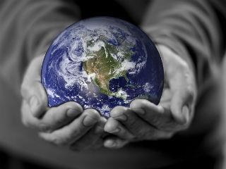 Προστατευτισμός και εθνικοφροσύνη θα βαδίζουν μαζί μέχρι να χρειαστεί να δράσει το γνωστό μακρύ χέρι της πολεμικής βιομηχανίας. Ας ελπίσουμε ότι οι λοιποί ισχυροί μονάρχες της οικουμένης δεν θα ζηλέψουν την επίδειξη ισχύος του νέου πλανητάρχη (αλλιώς έρχονται δύσκολοι καιροί για την ανθρωπότητα) Είναι ευνόητο ότι σε μια τέτοια περίπτωση μια νέα γεωπολιτική ανισορροπία μεταξύ των ισχυρών κρατών θα εμφανιστεί στο προσκήνιο και θα στηρίζεται σε ένα σύστημα εθνικού οικονομικού προστατευτισμού. 