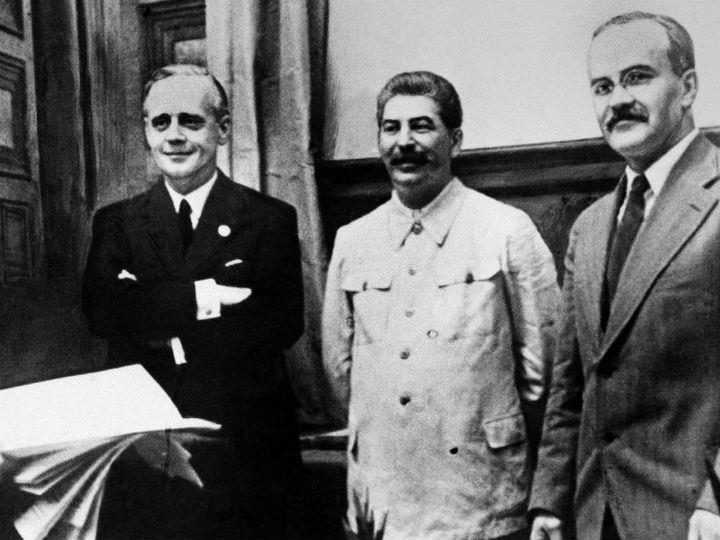 «Ο Χίτλερ δεν ήθελε ποτέ δύο μέτωπα. Γιατί δεν δόθηκαν στη δημοσιότητα τα πρακτικά των ανακρίσεών του Ες; Πώς έμεινε τόσα χρόνια (49) στη φυλακή στο Σπαντάου (όλοι οι άλλοι Ναζί είχαν ελευθερωθεί) κι αυτοκτόνησε, κάτω από παράξενες συνθήκες, σε ηλικία 93 ετών;»