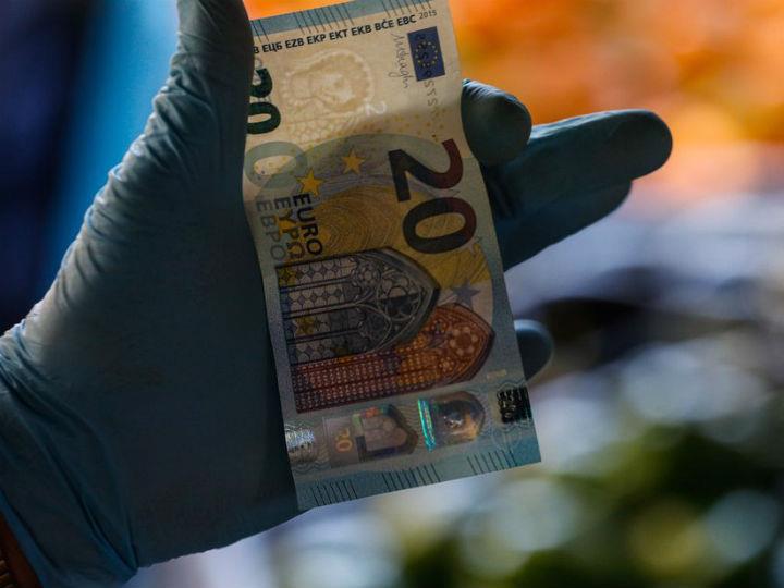 «Ο ανθρώπινος νους όπως και στις περιόδους των παγκοσμίων πολέμων έτσι και τώρα με την πανδημία συνειδητοποιεί το καλά κρυμμένο μυστικό του οικονομικού συστήματος: ο θάνατος συγγενεύει στα μύχια ενδότερα μας με το χρήμα.»