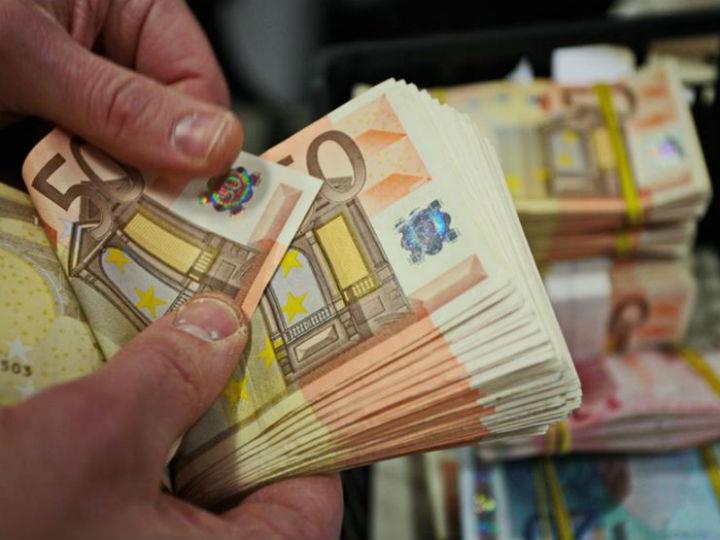 «Το social distancing ήταν αναμενόμενο ότι θα συνεπάγεται οικονομική καθίζηση. Οι αποστάσεις νεκρώνουν τις επιθυμίες, τις συναλλαγές, το εμπόριο. Η κοινωνία βγήκε από τους δρόμους και μπήκε στις οθόνες όπου και επικοινωνεί σαν να καταναλώνει.»