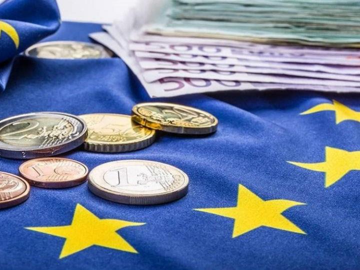 Το 2020 κανονικά, θα ήταν το τελευταίο έτος του τρέχοντος ΕΣΠΑ. Οι ευρωπαϊκοί πόροι που έχουν μπει στα ελληνικά ταμεία, μέχρι τις αρχές του 2020, φθάνουν στο 87%. Ωστόσο, η εκτέλεση, δηλαδή οι πόροι που εκταμιεύονται στην πραγματική οικονομία, είναι μόλις στο 35%, που είναι η 5η χειρότερη επίδοση στην ΕΕ.