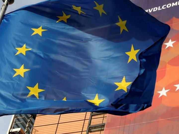 «Οι δαπάνες των κυβερνήσεων μαζί με τα κοινοτικά κονδύλια διαμορφώνουν τη συνολική δημοσιονομική στήριξη για το 2020 και το 2021 σχεδόν στο 17,5% του ΑΕΠ της Ευρωζώνης. Πρόκειται για μεγάλο ποσό, αλλά όχι τόσο μεγάλο όσο στις ΗΠΑ, όπου φτάνει αντίστοιχα στο 18,5% του ΑΕΠ.»