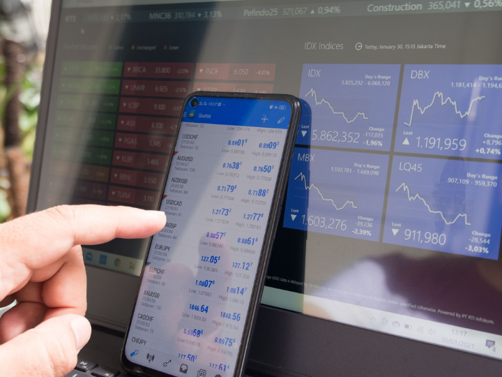 Σύμφωνα με τις πρόσφατες εμπειρικές μελέτες, ο χρηματοοικονομικός αναλφαβητισμός αποτελεί ένα οξύ κοινωνικό πρόβλημα και μία από τις σημαντικότερες προκλήσεις στις δυτικές κοινωνίες του 21ου αιώνα, όσον αφορά την επιμόρφωση των πολιτών για τη λήψη κατάλληλων χρηματοοικονομικών αποφάσεων.