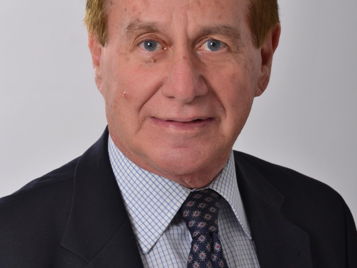 «Η διαρκής μεγέθυνση του κράτους προέρχεται ως αποτέλεσμα κυβερνητικών αποφάσεων από όλα τα σημεία του πολιτικού φάσματος, είτε εξ αριστερών είτε εκ δεξιών. Άλλοτε για να υπάρξουν περισσότερα σχολεία, νοσοκομεία και επιδόματα, άλλοτε για ισχυρότερη άμυνα, καλύτερη αστυνομία ή συγκοινωνιακές υποδομές κλπ...»