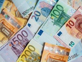 Αντίστοιχα σημάδια κόπωσης φαίνεται να παρουσιάζουν και οι εγχρήματες ηλεκτρονικές συναλλαγές που διενεργούνται μέσα από το web και το mobile banking. Είναι χαρακτηριστικό ότι το πλήθος του συνόλου των ηλεκτρονικών συναλλαγών λιανικής τραπεζικής παρουσίασε το 2018 αύξηση, αλλά ήταν υποδιπλάσια αυτής του 2017. Όσο για την αξία των εγχρήματων συναλλαγών, αυτή κινήθηκε οριακά ανοδικά.