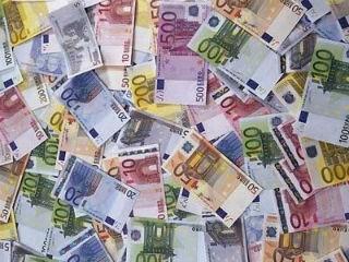 Οι Γερμανοί σήμερα λοιπόν, αφού επιμένουν να μας επιβάλλουν πολιτικές λιτότητας και ασφυξίας, συνεχίζουν να μας θυμίζουν ότι η σύγχρονη μονεταριστική εκδοχή της Οικονομίας προϋποθέτει και συνεπάγεται «εξισωτικές δυνάμεις» στην κυκλοφορία του χρήματος αλλά και στο πιστωτικό σύστημα. Αφού, εν τω μεταξύ, αυτοί οι ίδιοι οι Γερμανοί είναι που συνέβαλλαν με τις υπερ-πλεονασματικές πολιτικές τους, στο να έχουμε ελάχιστη ζήτηση χρήματος για επενδύσεις αν και ζούμε την εποχή με το φθηνότερο χρήμα όλων των εποχών. Ο περίφημος θεωρητικός ισχυρισμός της  «χαμηλής τιμής» που τονώνει την ζήτηση και καλύπτει την προσφορά ενός εμπορεύματος, δεν λειτουργεί στην περίπτωση του παρατεταμένου χαμηλού κόστους για το αγαθό-χρήμα. Είναι ίσως γιατί το αόρατο χέρι του θείου Adam (Smith) είναι πράγματι αόρατο, όπως πχ. και στην αγορά εργασίας; Ποιος ξέρει. 